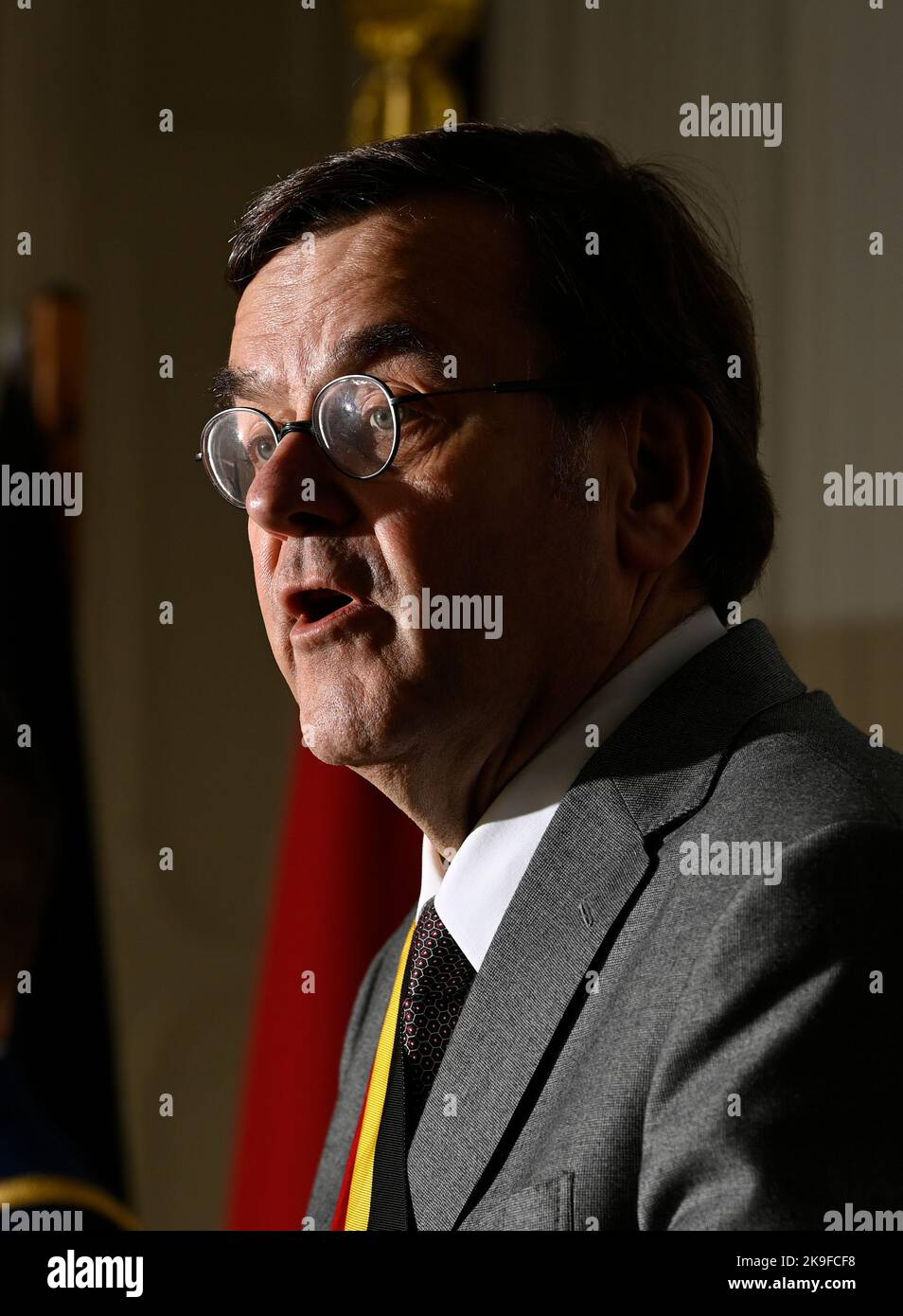 Sindaco di Liegi Willy Demeyer e colloqui durante il giuramento del nuovo capo della zona di polizia di Liegi, venerdì 28 ottobre 2022 a Liegi. FOTO DI BELGA JOHN THYS Credit: Belga News Agency/Alamy Live News Foto Stock