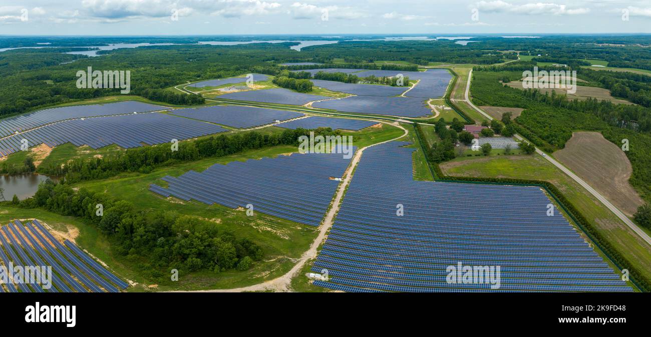 Vista aerea dei campi di pannelli solari nel comune di Middleburg in una zona verde con un fiume sullo sfondo Foto Stock