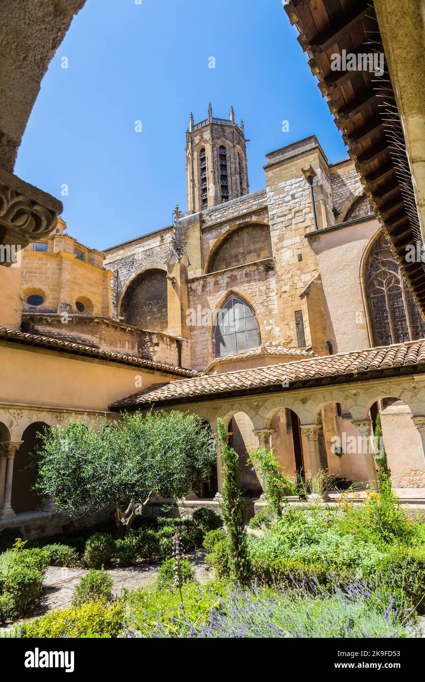 AIX EN PROVENCE, FRANCIA - 8 LUGLIO 2015: Chiostro della Cattedrale di Aix-en-Provence, Francia. Il chiostro fu costruito nel 12th secolo. Foto Stock