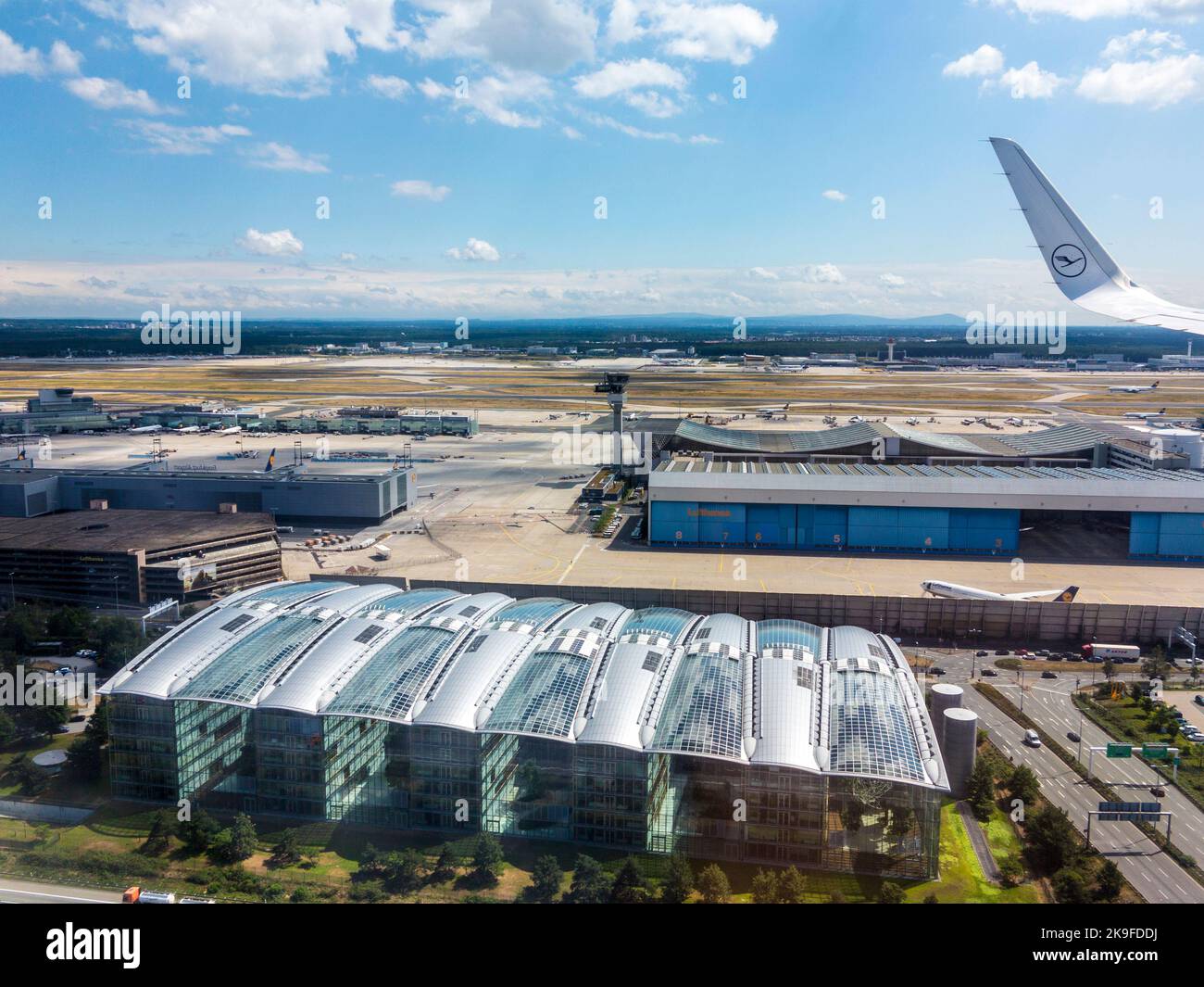 FRANCOFORTE, GERMANIA - 29 LUGLIO 2015: Aeroporto di Francoforte Germania. La nuova pista è stata inaugurata nell'Apr 2012 e causa un sacco di discussioni di polizia Foto Stock