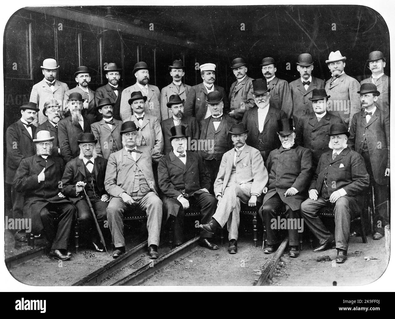 Foto di gruppo dei funzionari ferroviari a Stoccolma centrale nell'estate del 1896. Foto Stock