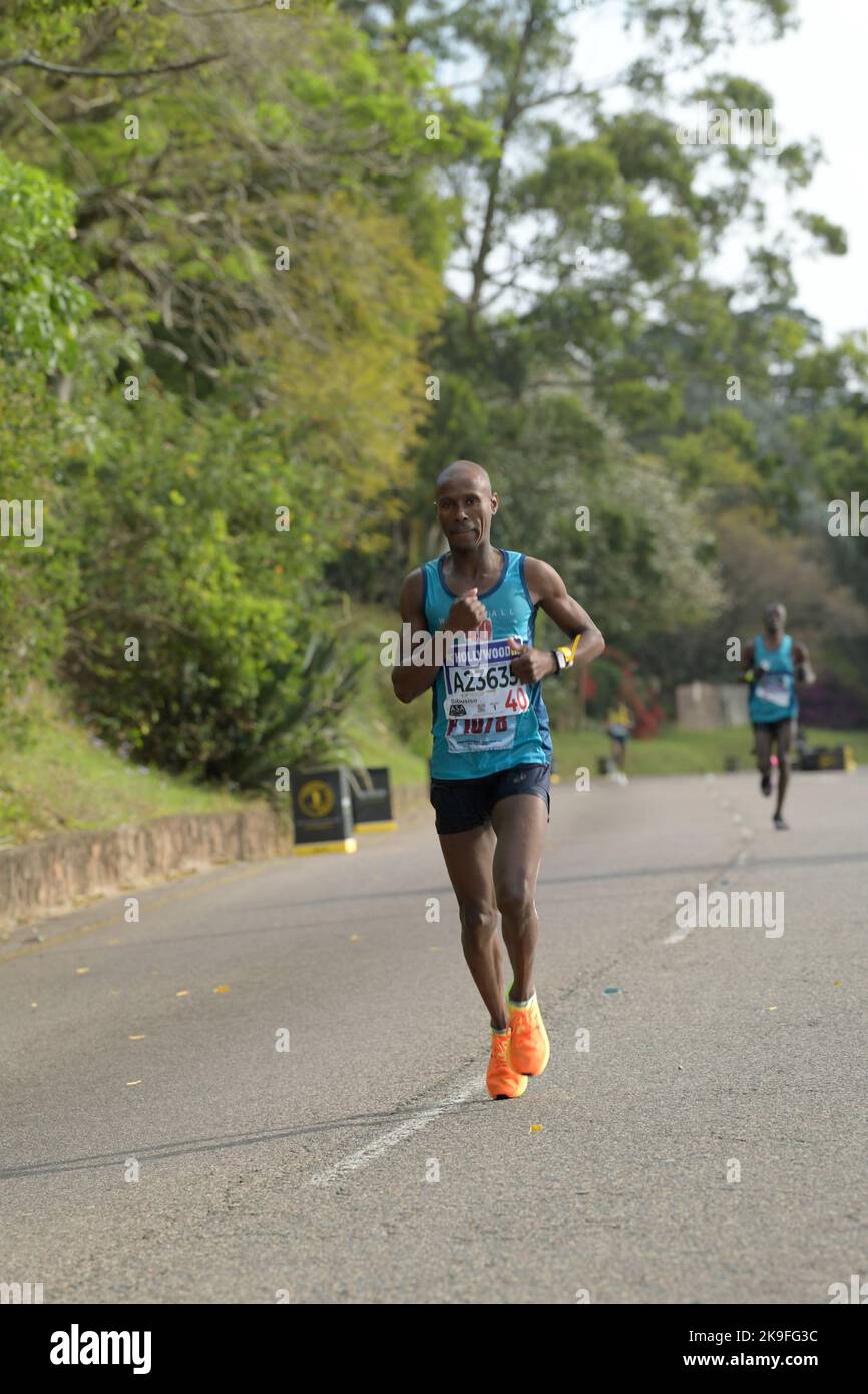 Uomo adulto in corsa su strada, maratona dei compagni 95th, gara di atletica a lunga distanza concorrente, persone, Durban, Sudafrica, sport internazionale Foto Stock
