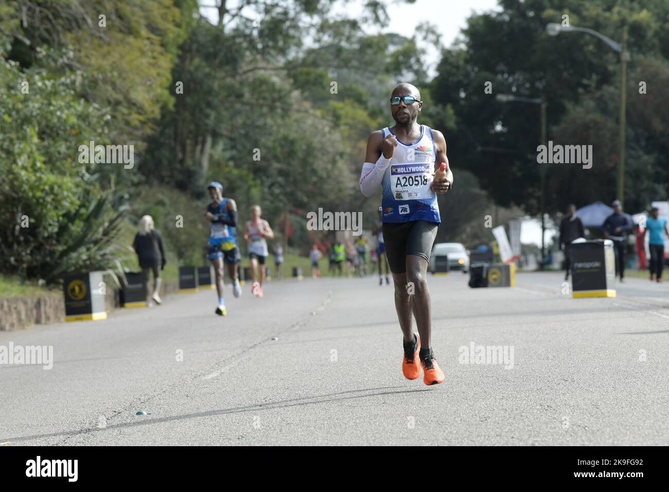 FIT male runner concorrente, 95th compagni Marathon 2022, evento di corsa internazionale, Durban, Sud Africa, motion blur, corsa atletica, movimento Foto Stock