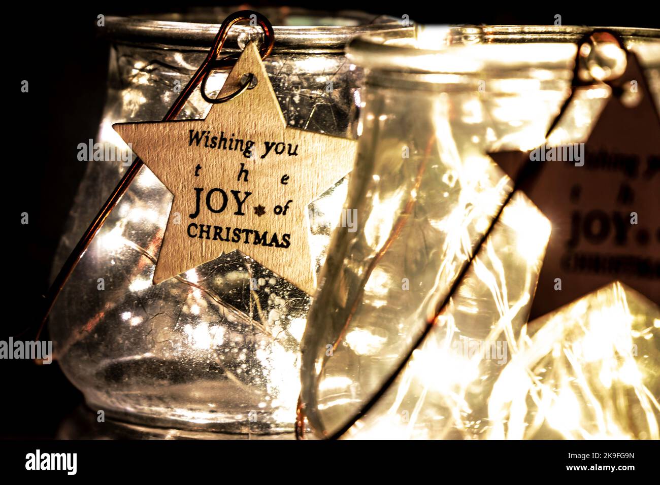 vasi di vetro con piccole luci all'interno. Primo piano. Messa a fuoco selettiva. Decorazione di Natale concetto Foto Stock