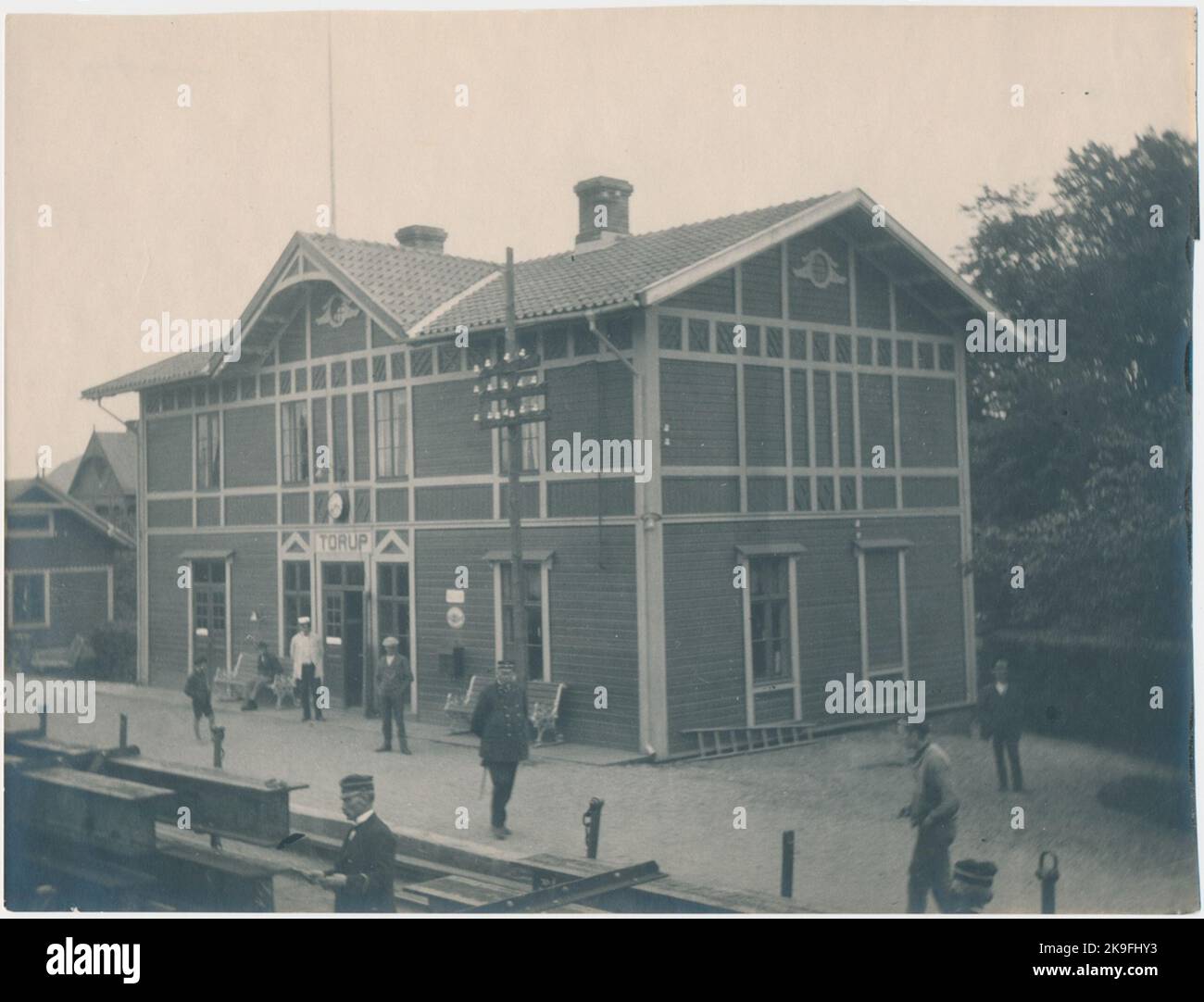 Halmstad Nässjö Railway, HNJ, il personale controlla il carico sui vagoni. Foto Stock
