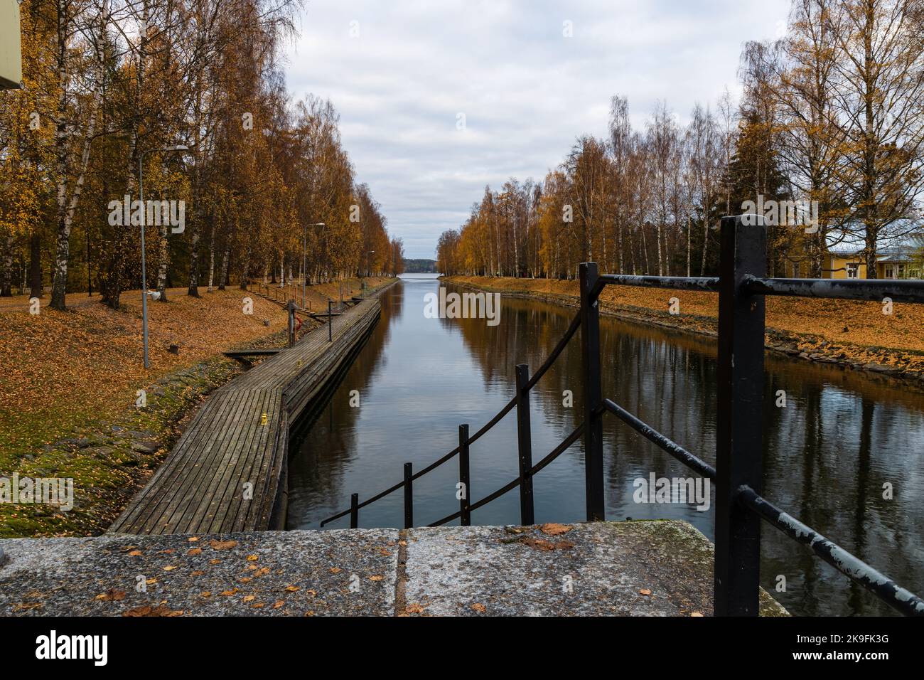 Vääksy canale nei colori autunnali. Collegamento tra i laghi Vesijärvi e Päijänne nella Finlandia meridionale Foto Stock