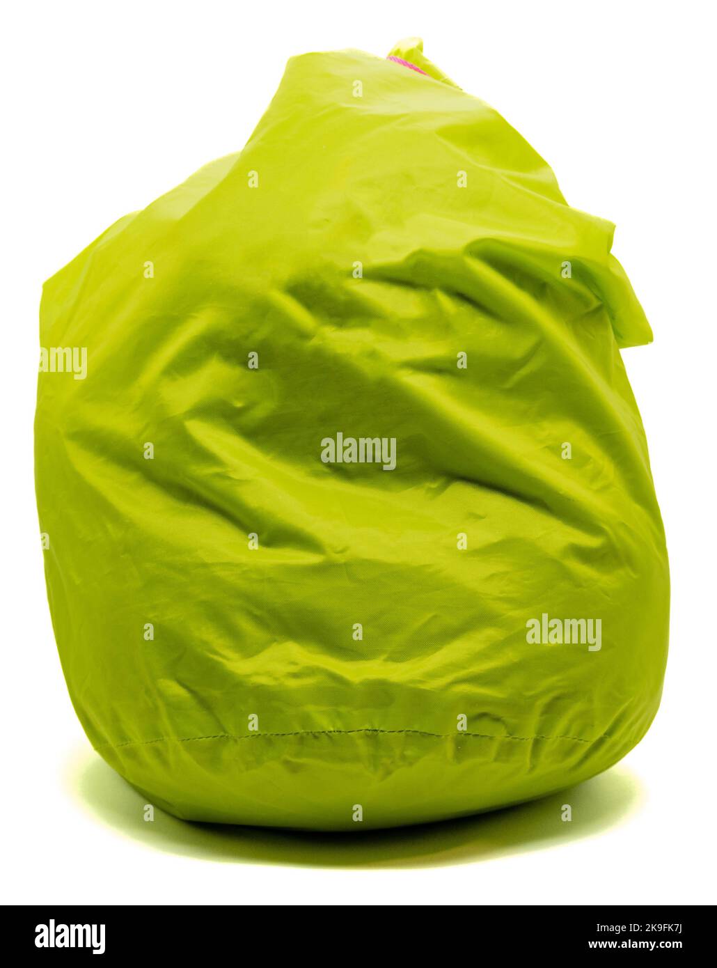 Sacchetto a secco verde brillante isolato su sfondo bianco Foto Stock