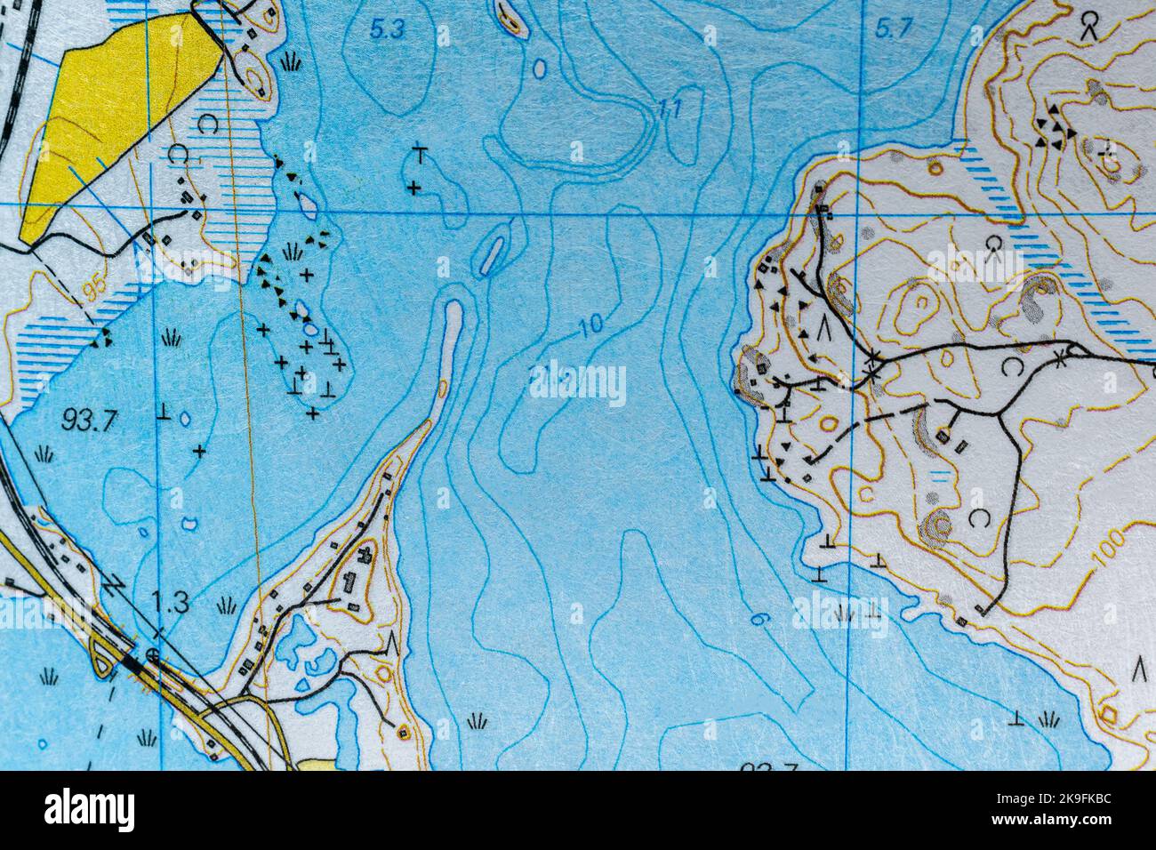 Mappa topografica in primo piano con acqua e strade Foto Stock