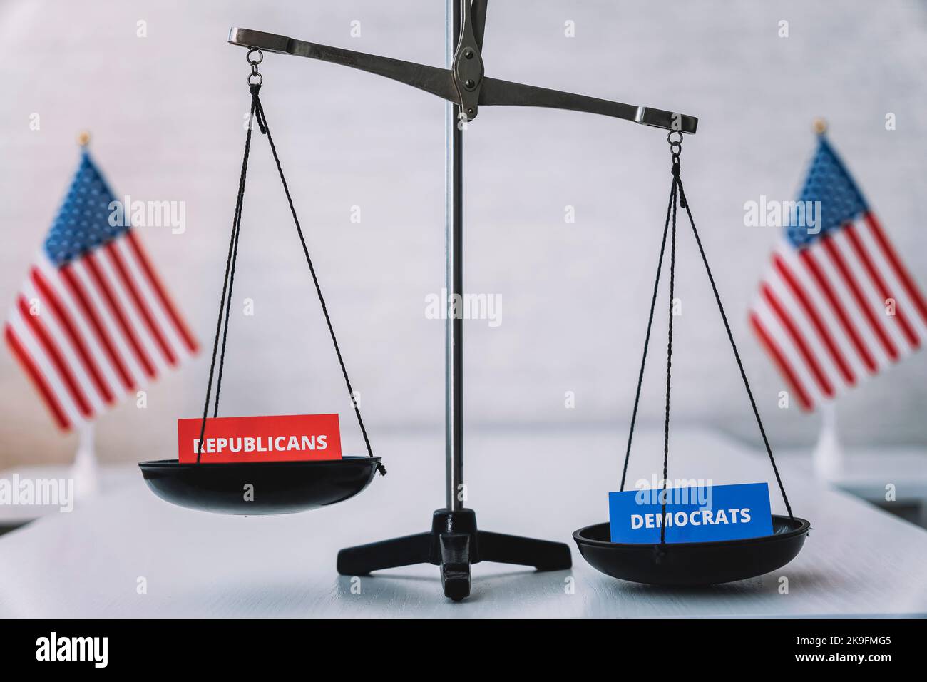 La vittoria dei democratici nelle elezioni negli Stati Uniti d'America. Scala con i nomi dei partiti statunitensi. Il concetto di elezioni. Foto Stock