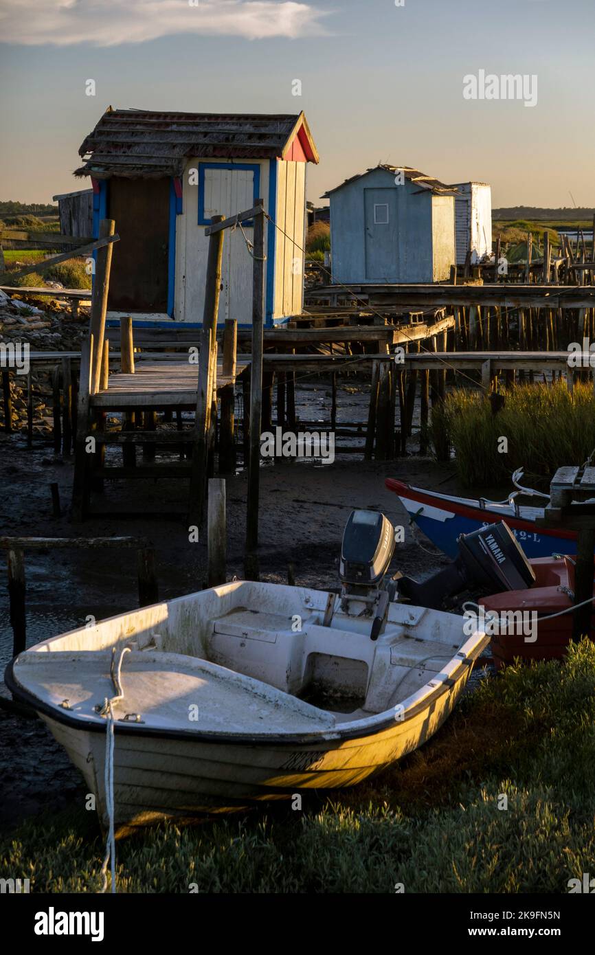 Vista su antichi moli palafitici in legno situati a Carrasqueira, Portogallo. Foto Stock