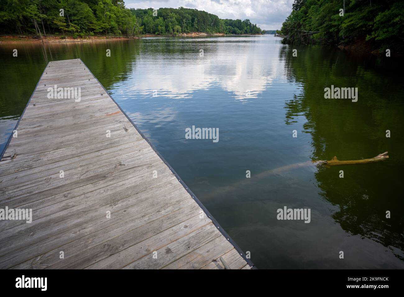 Pontile sul lago con una cresta sullo sfondo Foto Stock