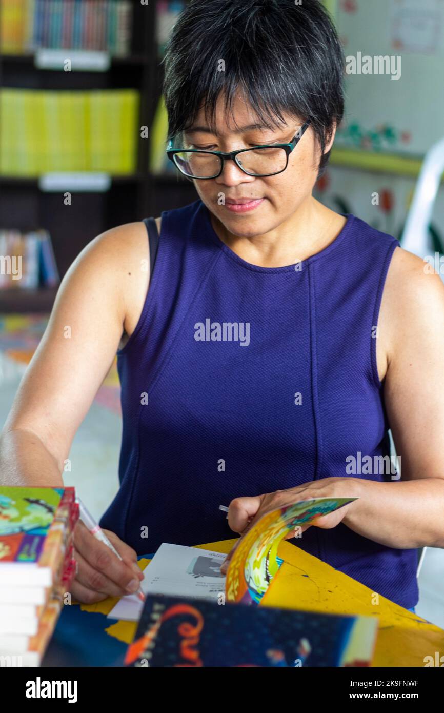 L'autrice di libri per bambini Candy Gourlay firma il suo libro in una scuola elementare a Batangas, Filippine Foto Stock