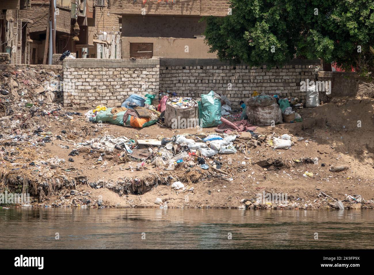 Rifiuti domestici generali e rifiuti scaricati sulla riva del fiume lungo il Nilo Foto Stock