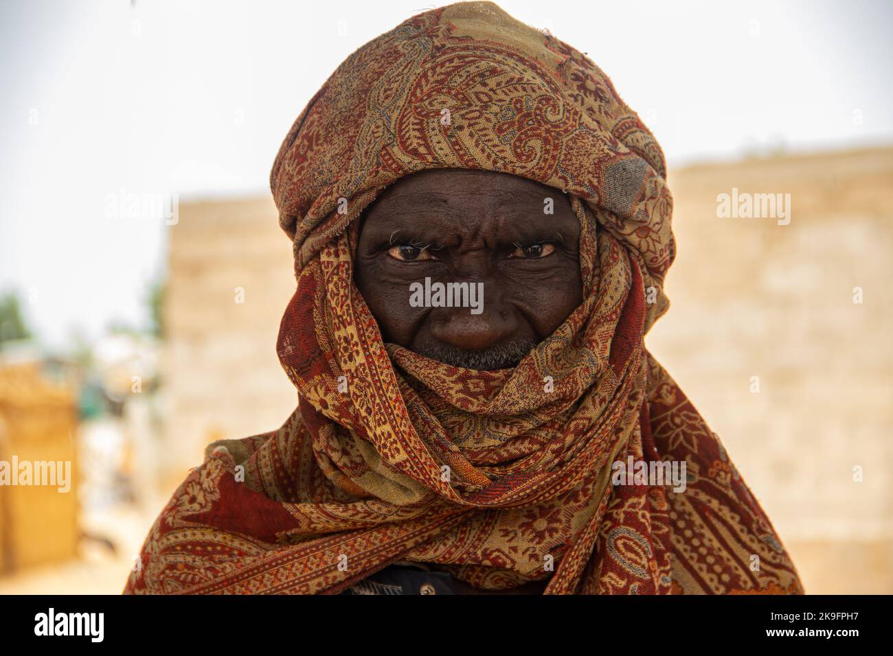 Tribù africane, Nigeria, Stato di Borno, città di Maiduguri. La tribù dei Fulani è vestita tradizionalmente con abiti colorati Foto Stock