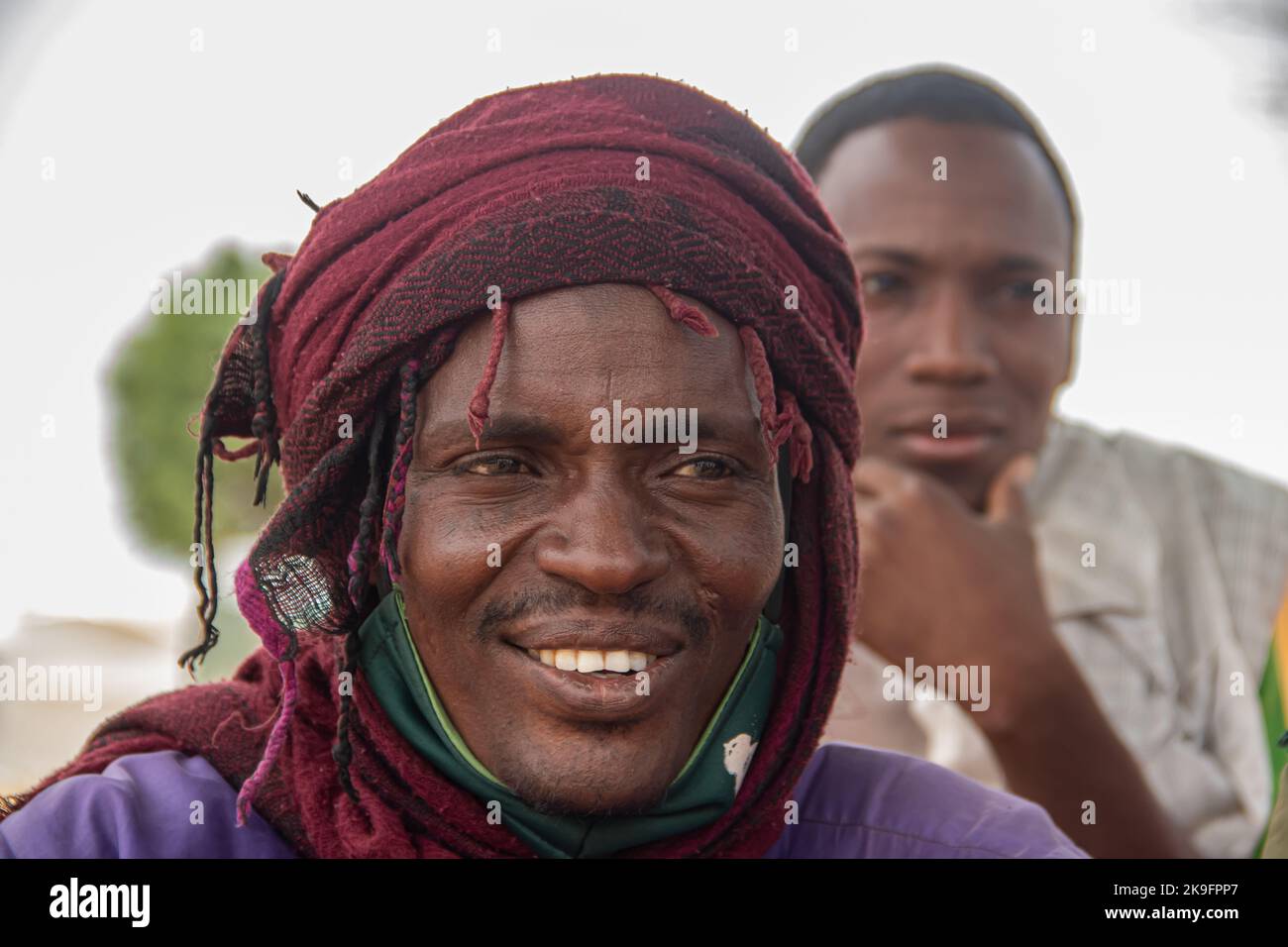 Tribù africane, Nigeria, Stato di Borno, città di Maiduguri. I membri della tribù dei Fulani sono vestiti tradizionalmente in abiti colorati alla riunione tribale Foto Stock
