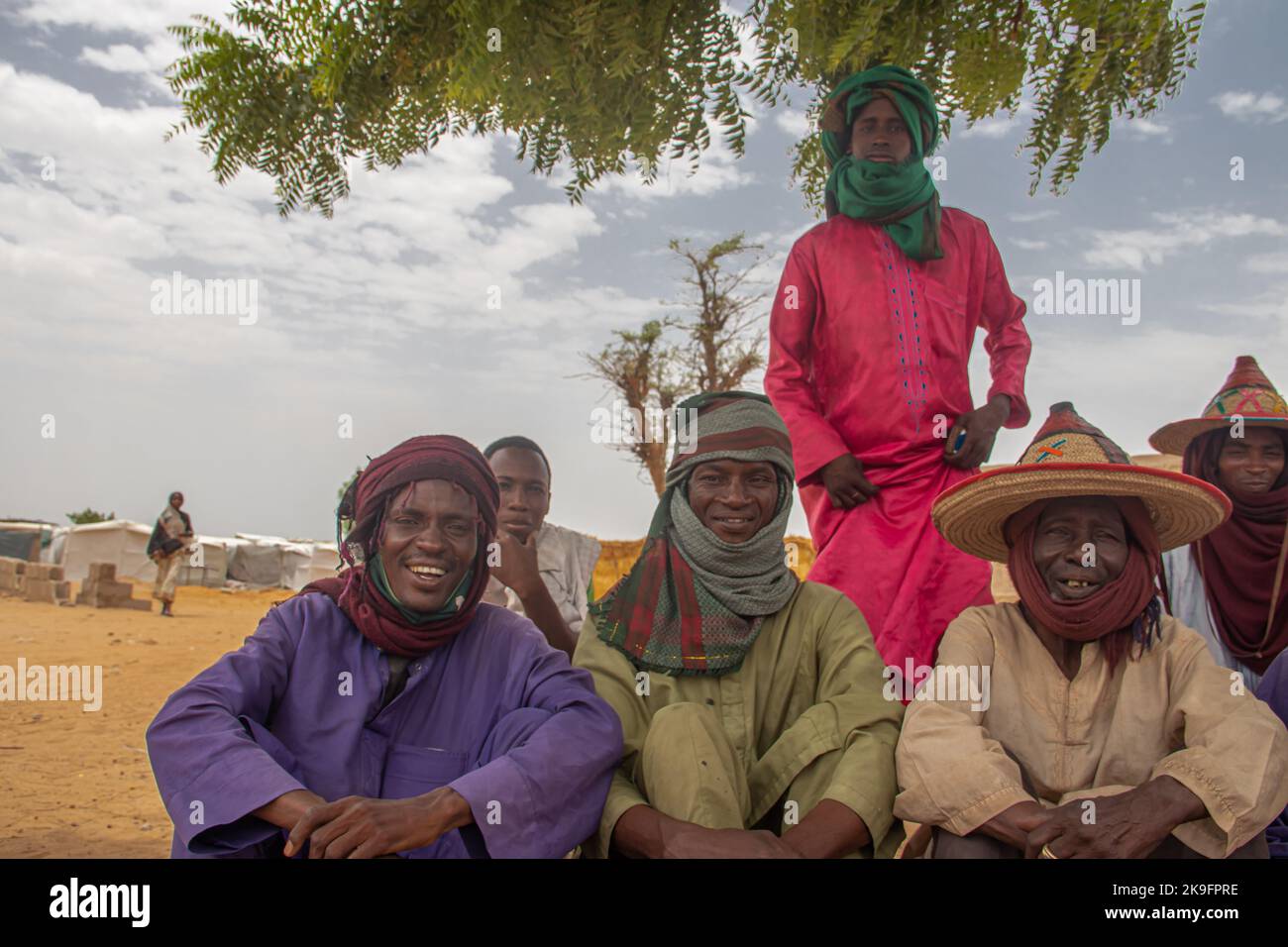Tribù africane, Nigeria, Stato di Borno, città di Maiduguri. I membri della tribù dei Fulani sono vestiti tradizionalmente in abiti colorati alla riunione tribale Foto Stock