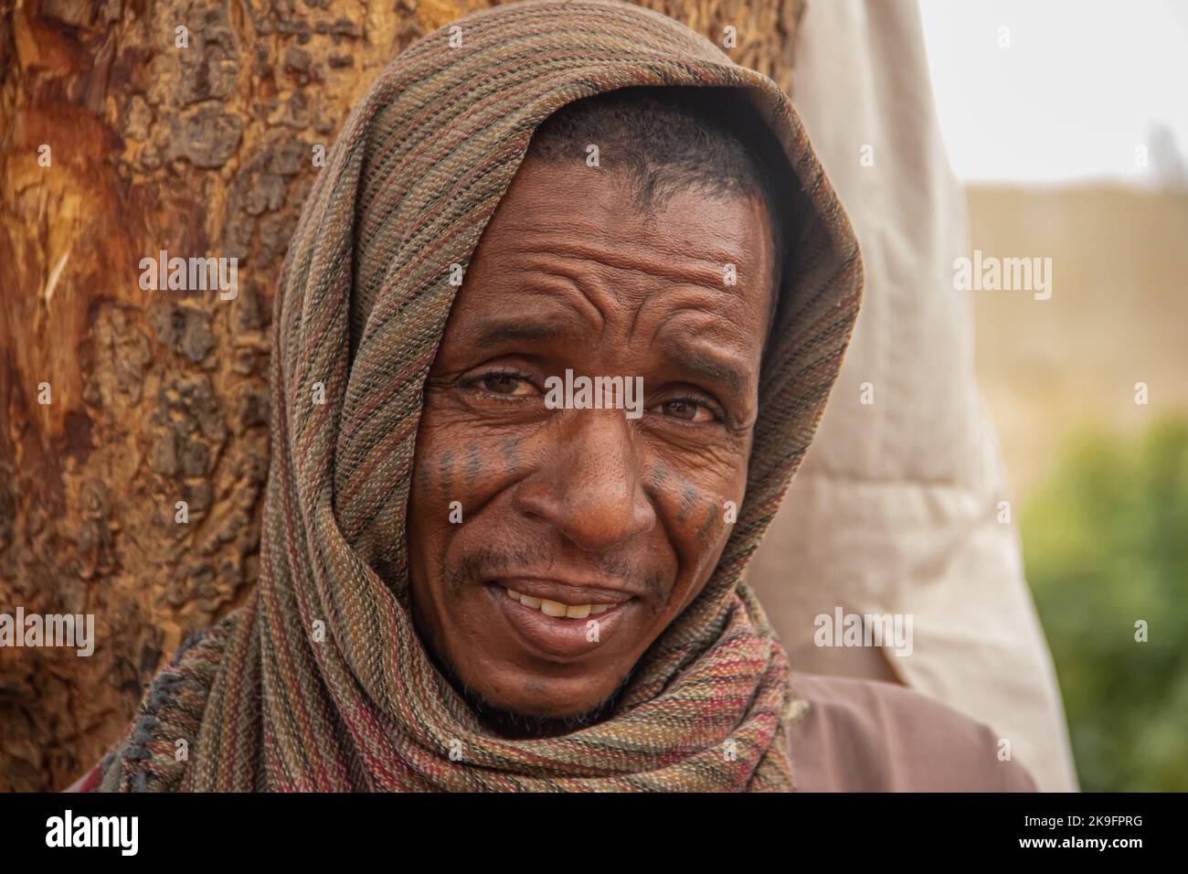Tribù africane, Nigeria, Stato di Borno, città di Maiduguri. I membri della tribù dei Fulani sono vestiti tradizionalmente in abiti colorati alla riunione tribale Foto Stock