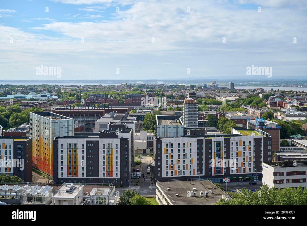 Una vista panoramica ad alto livello dello skyline del centro di Liverpool, dell'Inghilterra nordoccidentale, di Merseyside, Regno Unito, dell'Università in primo piano Foto Stock