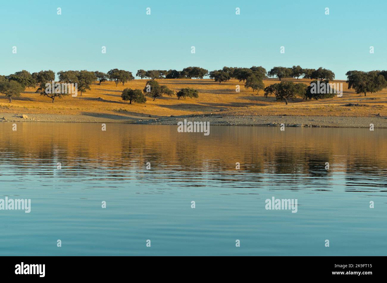Lago di Campinho dalla diga di Alqueva a Campinho, Alentejo, Portogallo Foto Stock