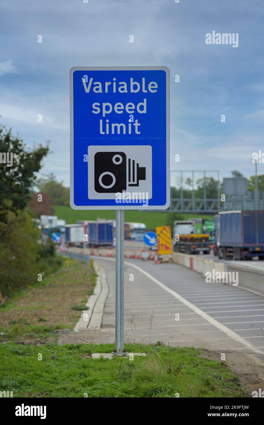 Segnale di informazione del limite di velocità variabile sull'autostrada M1, Inghilterra. Foto Stock