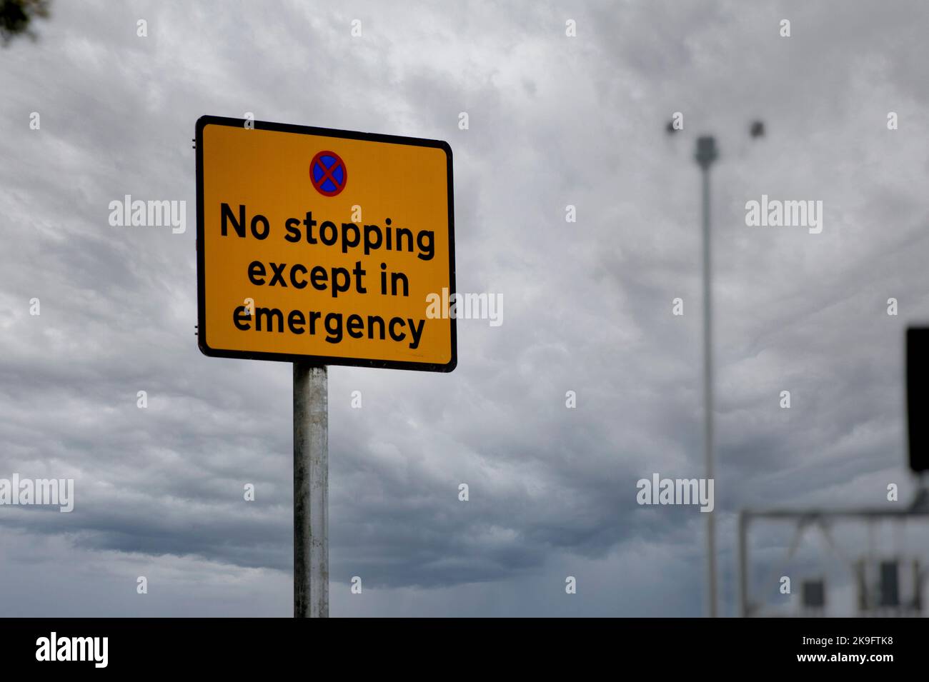 Segnaletica di emergenza su un tratto di tutte le corsie dell'autostrada M1, Inghilterra. Foto Stock