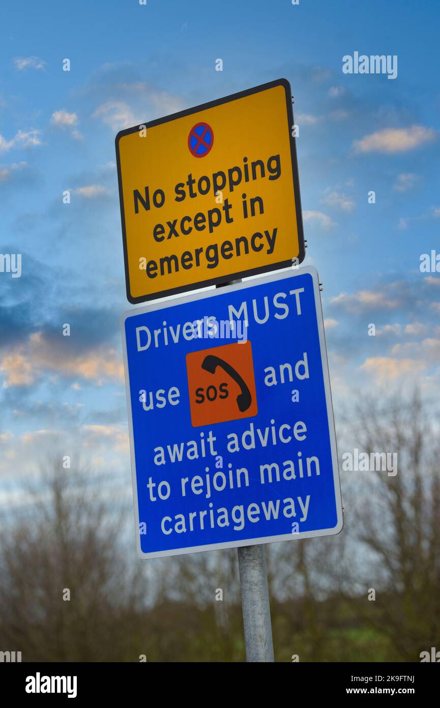 Segnaletica di emergenza su un tratto di tutte le corsie dell'autostrada M1, Inghilterra. Foto Stock