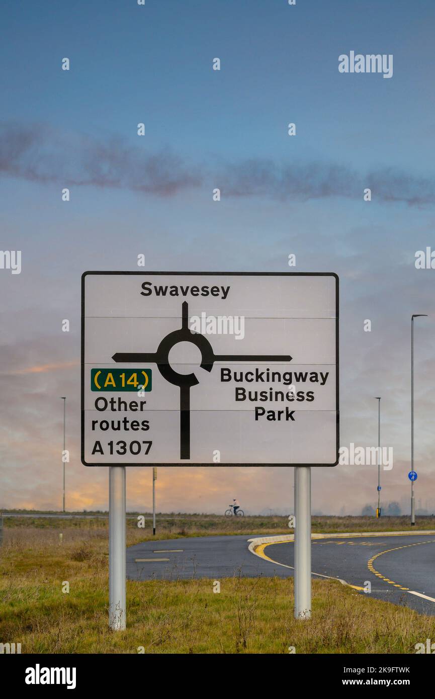 Alla rotatoria, segui le indicazioni per la strada statale A14, Cambridgeshire, Inghilterra. Foto Stock