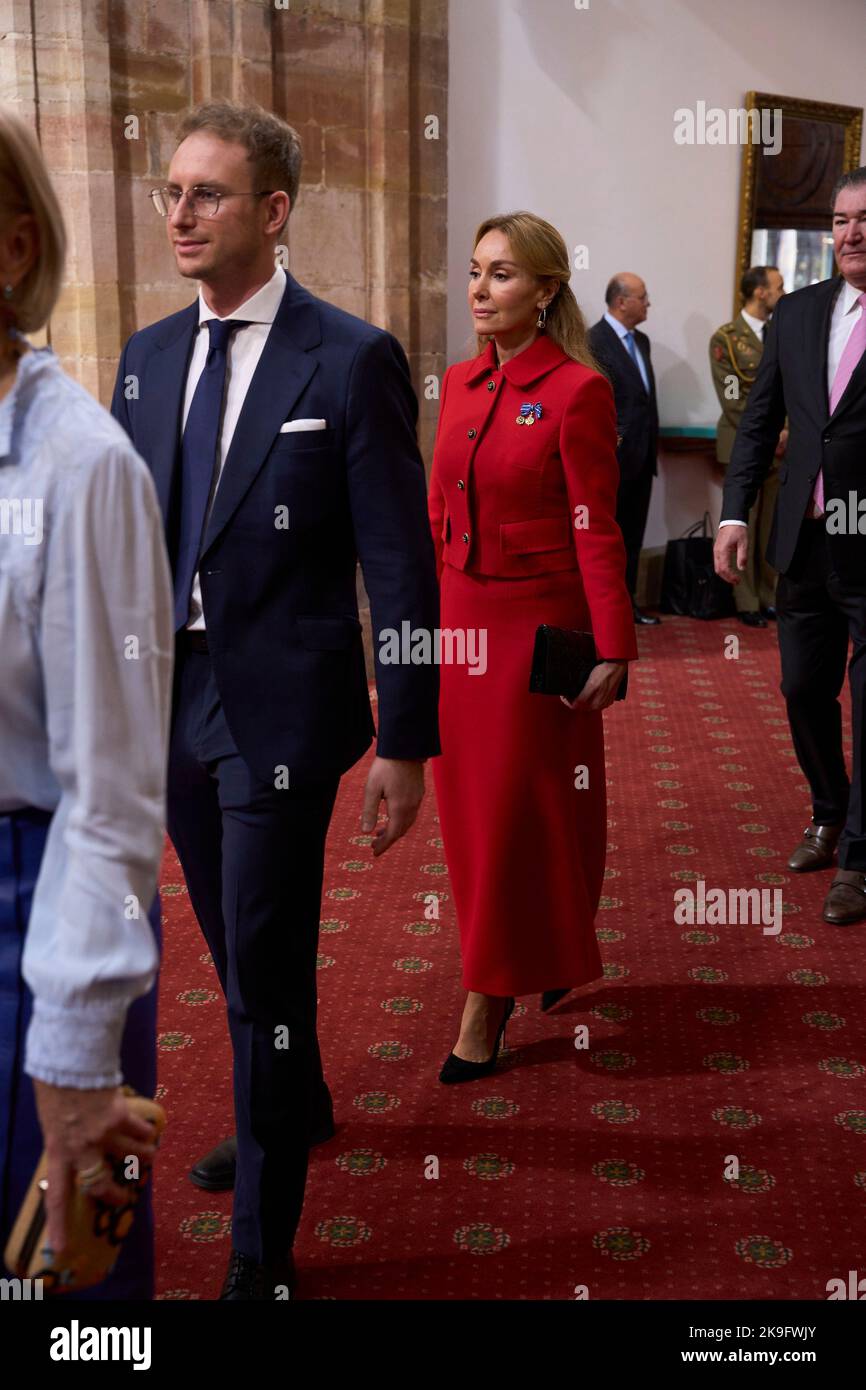 Oviedo. Spagna. 20221028, Esther Alcocer Koplowitz partecipa al pubblico con i vincitori dei premi Princess of Asturias durante il Princess of Asturias Awards 2022 presso l'Hotel Reconquista il 28 ottobre 2022 a Oviedo, Spagna Credit: MPG/Alamy Live News Foto Stock