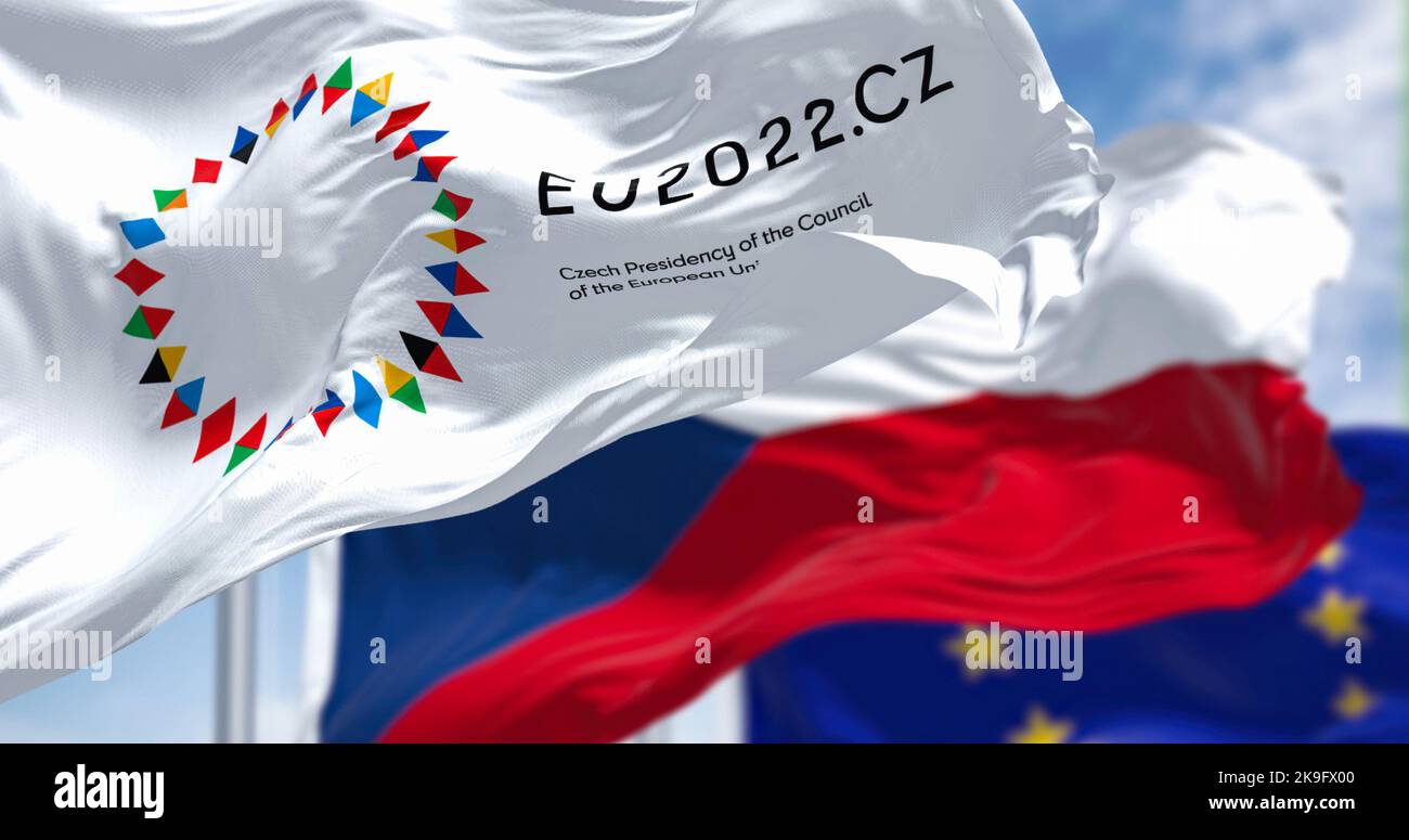 Praga, CZ. Ottobre 2022: Le bandiere della Presidenza del Consiglio europeo ceco sventolano con le bandiere della Repubblica ceca e dell'Unione europea. La Repubblica Ceca b Foto Stock