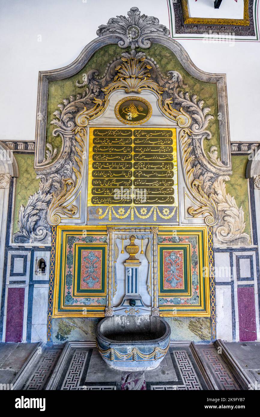 Fontana dorata del Palazzo Topkapi a Istanbul, Turchia Foto Stock