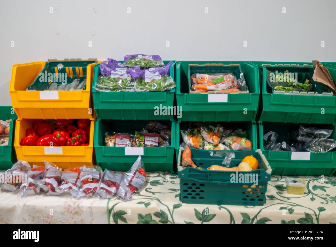 Maidenhead, Berkshire, Regno Unito. 28th ottobre 2022. I volontari della Foodbank di Maidenhead, chiamata Maidenhead Foodshare, si sono preparati ad aprire il loro Foodshare Social Supermarket questa mattina. Oltre alla loro foodbank, il loro supermercato sociale offre un programma di adesione ai lavoratori chiave a bassa retribuzione, alle famiglie e agli individui che hanno bisogno di una mano d'aiuto. Una famiglia paga un abbonamento di $£10 alla settimana e otterranno £40-££50 di alimento. Per un individuo il costo è di $£5 alla settimana. Credit: Maureen McLean/Alamy Live News Foto Stock