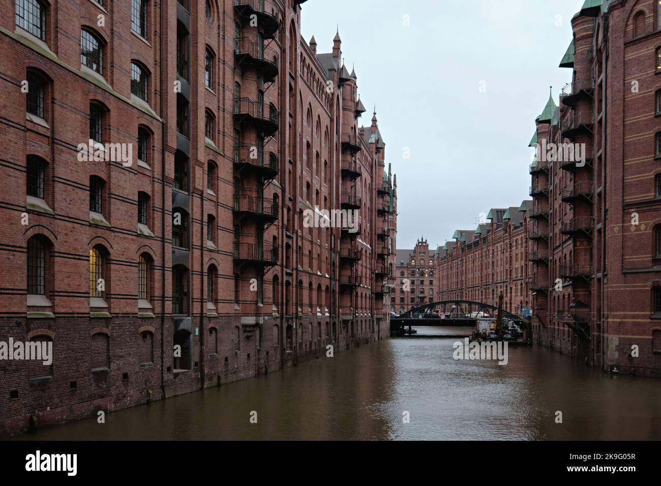 Amburgo, Germania - Settembre 2022: Speicherstadt con vecchi edifici di magazzino in mattoni Foto Stock