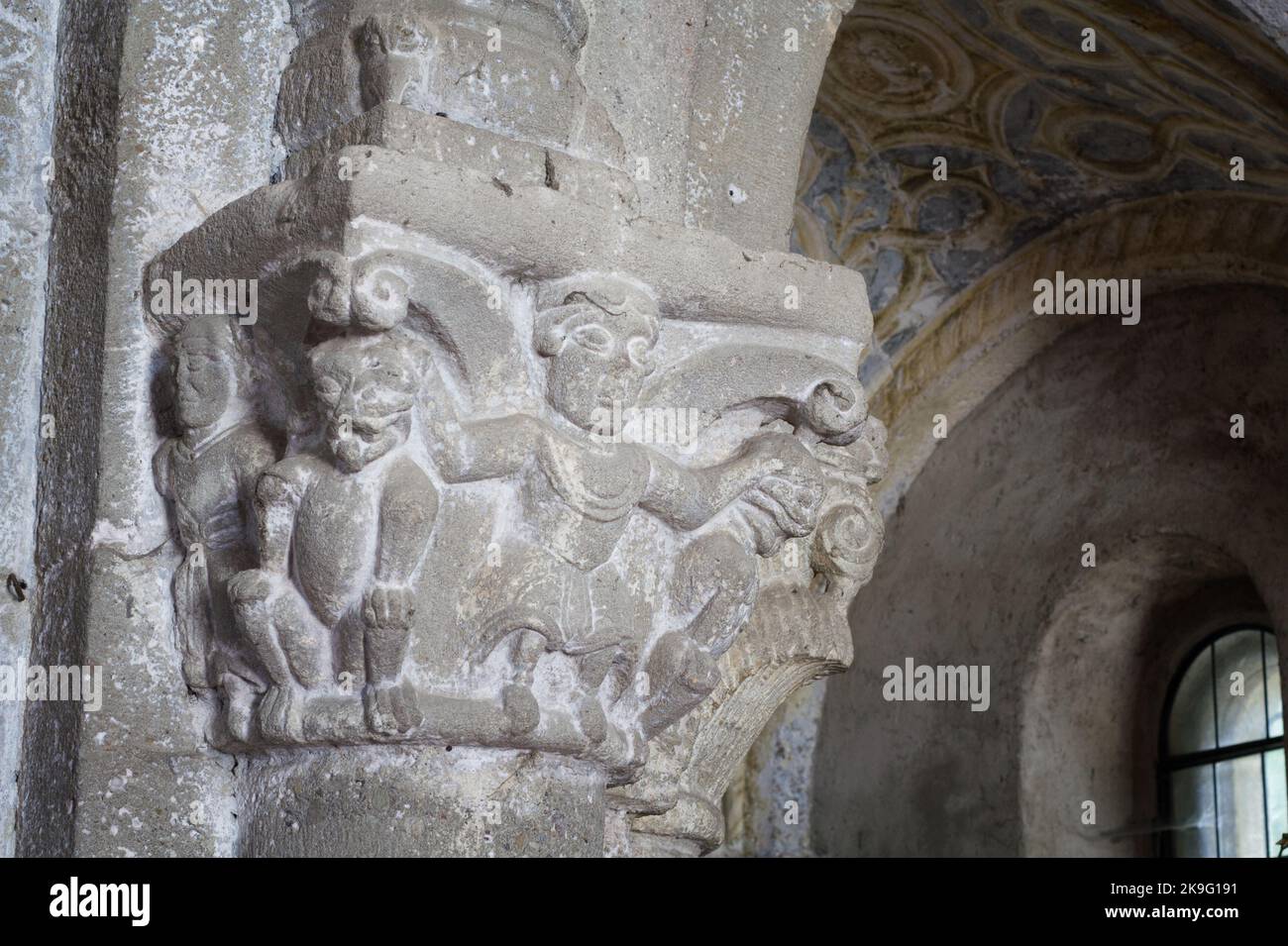 Figura tra mostri - Chiesa di San Colombano - piccolo gioiello del romanico lombardo (12th c.) - Vaprio d'Adda, Milano, Italia Foto Stock