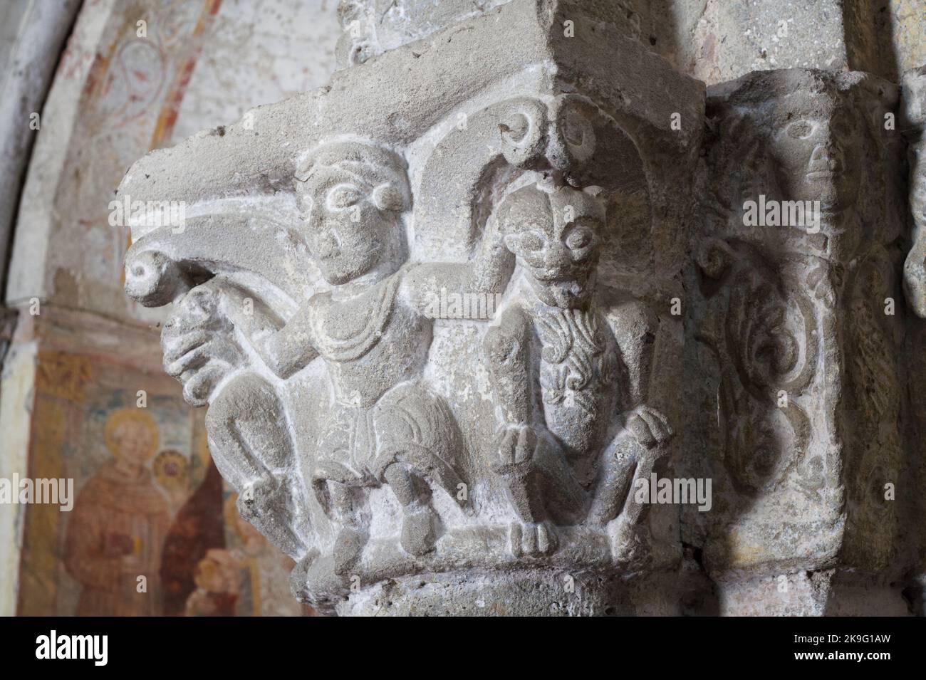 Figura tra mostri - Chiesa di San Colombano - piccolo gioiello del romanico lombardo (12th c.) - Vaprio d'Adda, Milano, Italia Foto Stock