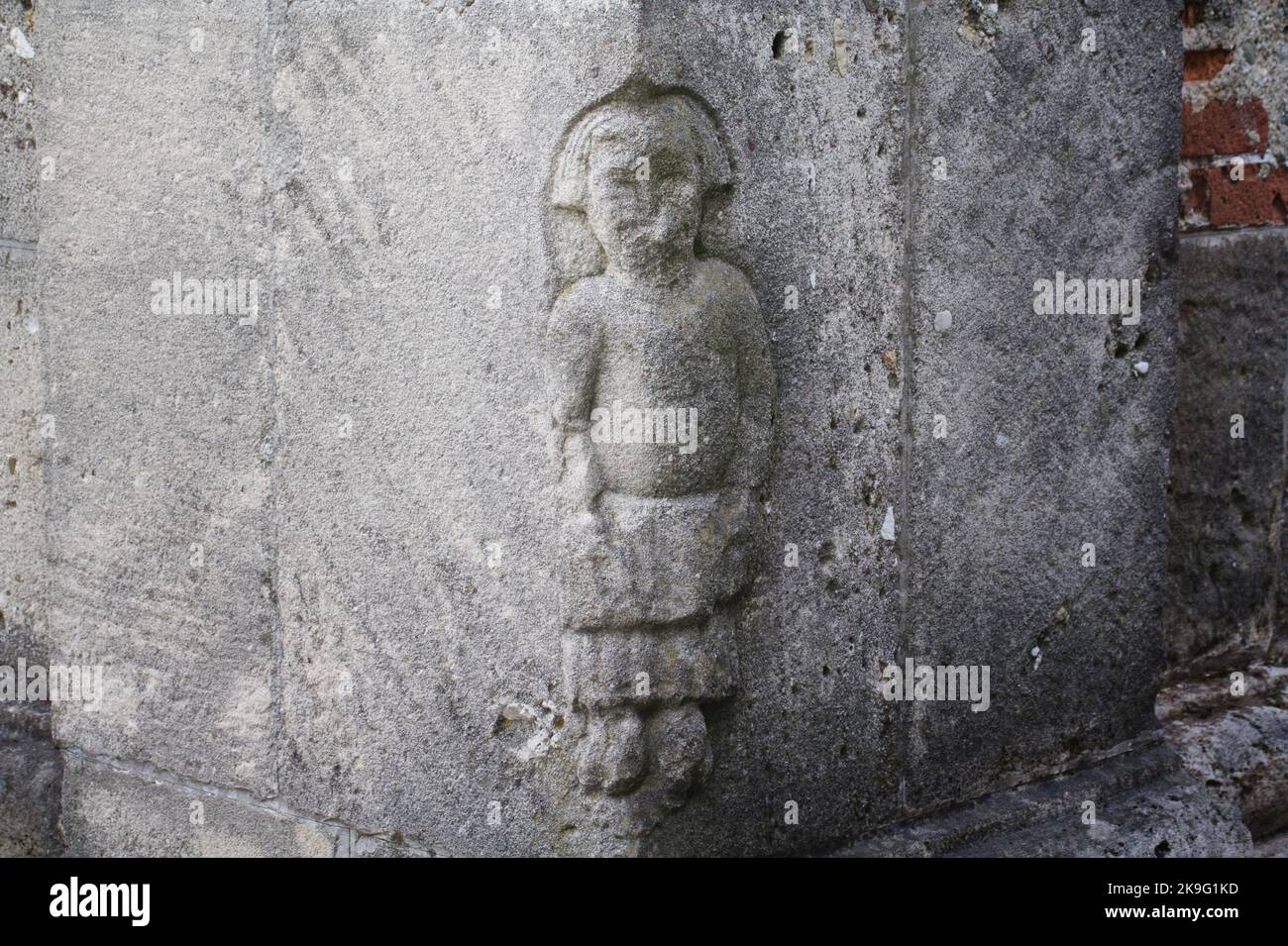 Figura umana enigmatica - angolo della Chiesa di San Colombano - piccola gemma del romanico lombardo (12th c.) - Vaprio d'Adda, Milano, Italia Foto Stock