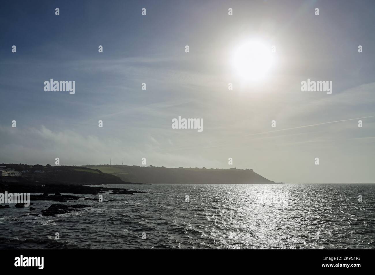 Al sole sul lato est di Plymouth Sound con Staddon Heights in lontananza. Foto Stock