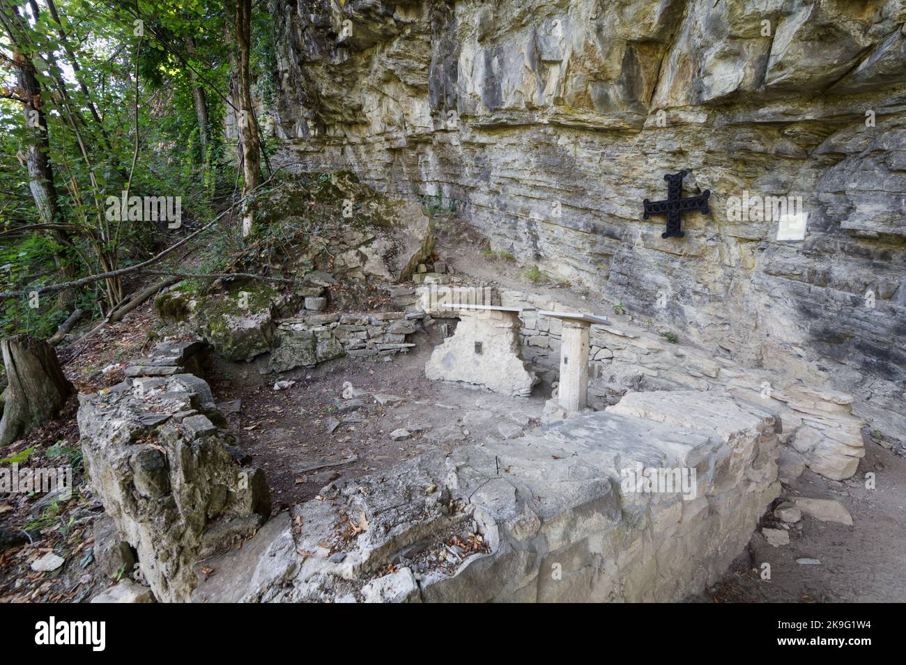 Resti dell'Oratorio nella Caverna di San Michele, la grotta dove la tradizione dice che San Colombano morì - Coli vicino a Bobbio, Piacenza, Italia Foto Stock