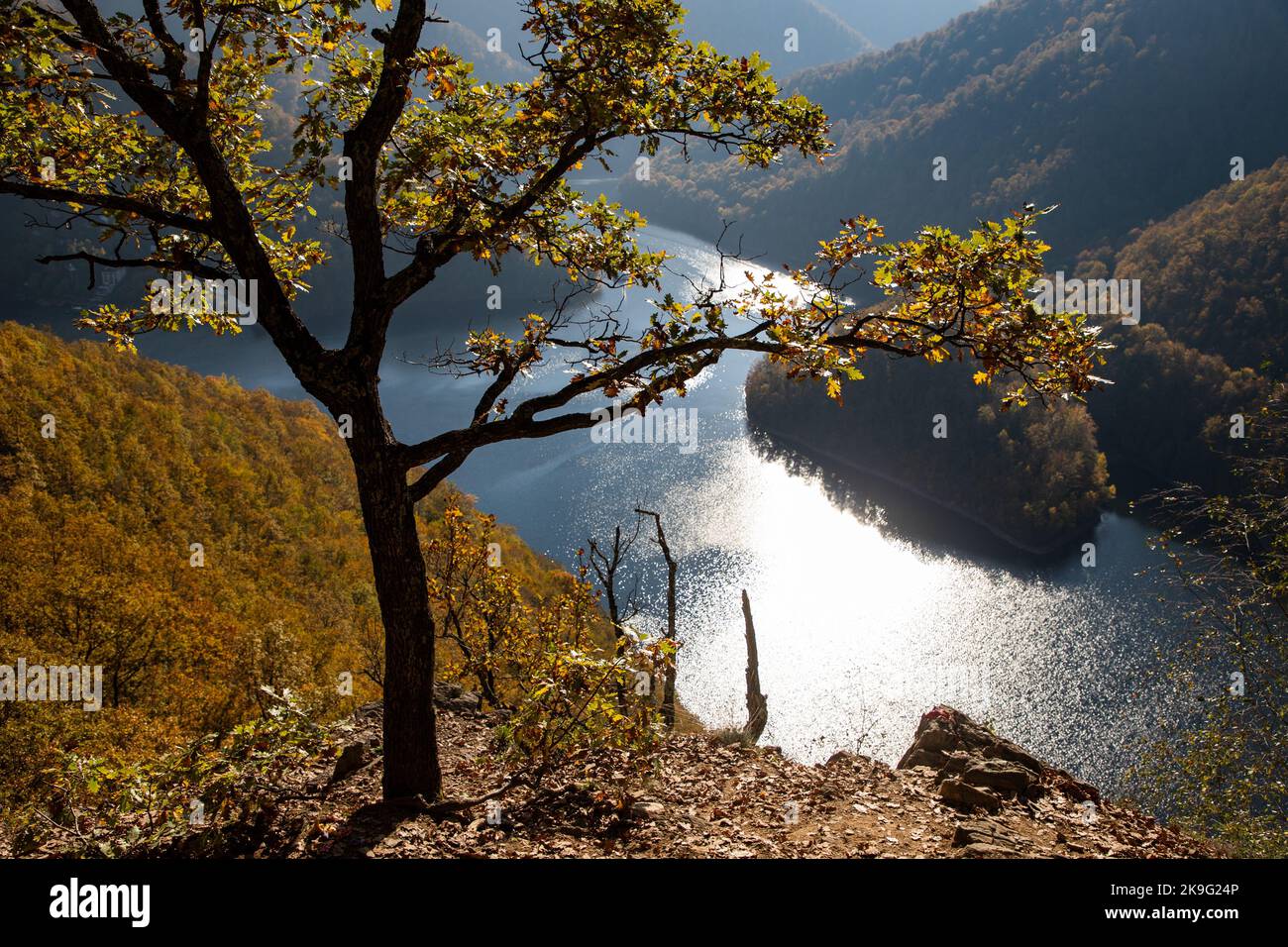 incredibile vista aerea del lago in autunno Foto Stock