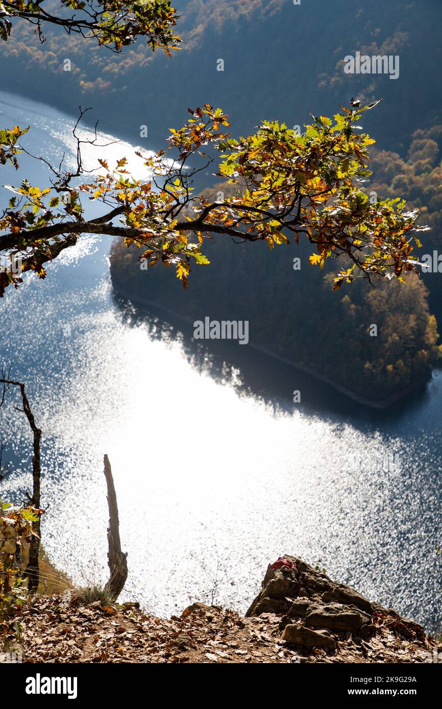 incredibile vista aerea del lago in autunno Foto Stock