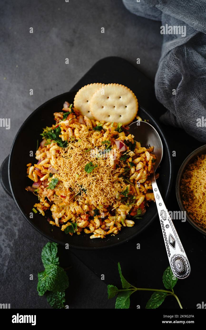 Mumbai Bhelpuri - popolare chaat di Street food indiano con riso soffiato, focus selettivo Foto Stock