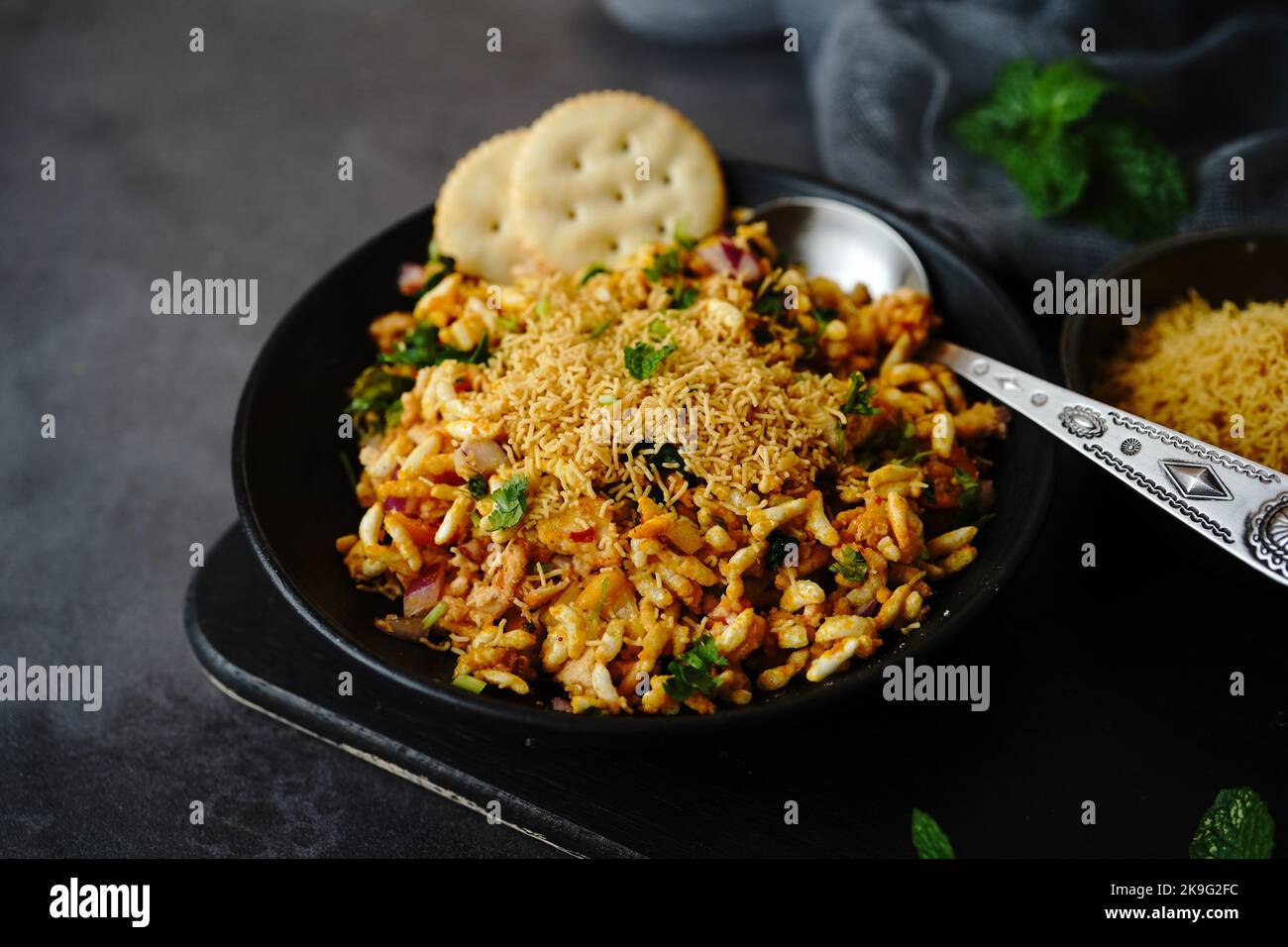 Mumbai Bhelpuri - popolare chaat di Street food indiano con riso soffiato, focus selettivo Foto Stock