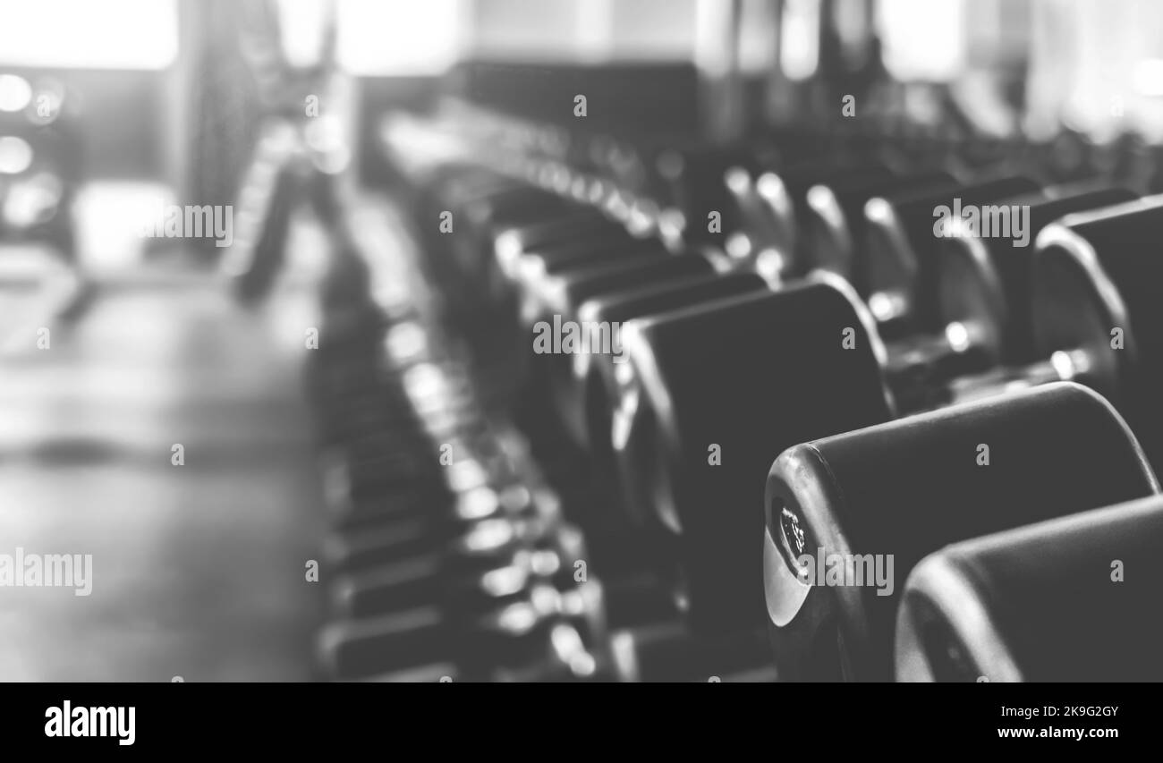 file di manubri in palestra Foto Stock