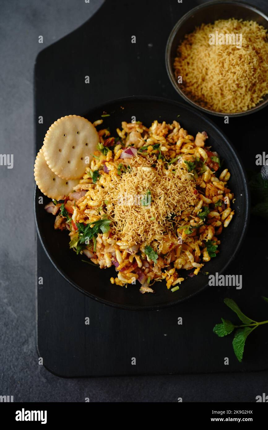 Mumbai Bhelpuri - popolare chaat di Street food indiano con riso soffiato, focus selettivo Foto Stock