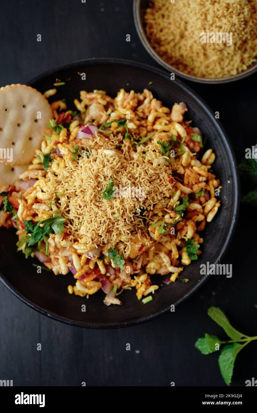 Mumbai Bhelpuri - popolare chaat di Street food indiano con riso soffiato, focus selettivo Foto Stock