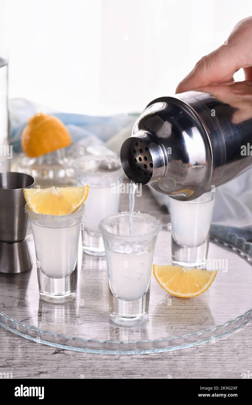 Il succo di limone appena spremuto abbinato alla vodka offre un tocco sofisticato sulla bevanda. Servire in shot con sale. Foto Stock