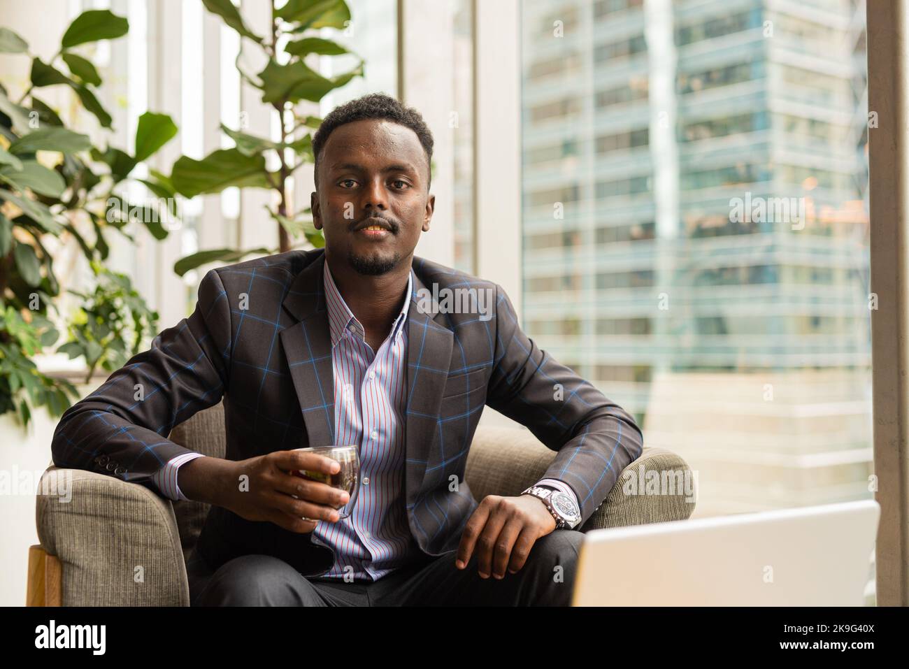 Ritratto di bello imprenditore africano tuta da indossare Foto Stock