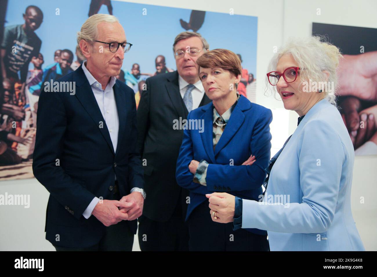 Kopenhagen, Danimarca. 28th Ott 2022. Georg Graf Waldersee, capo dell'Unicef Germania (l-r), Pascal Hector, ambasciatore tedesco in Danimarca, Elke Büdenbender e Etleva Kadilli, direttore della divisione approvvigionamento dell'Unicef, in conversazione. Elke Büdenbender, moglie del presidente tedesco Steinmeier e patrono dell'Unicef, visita il più grande magazzino umanitario del mondo a Copenaghen. Credit: Julia Wäschenbach/dpa/Alamy Live News Foto Stock