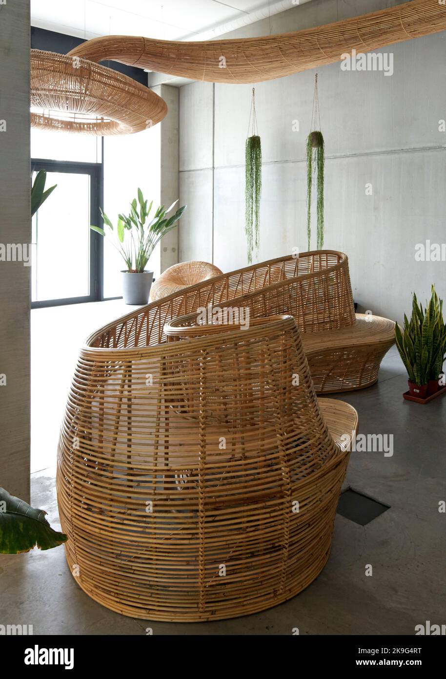 Mobili in rattan. Ice Ball Factory, Waregem, Belgio. Architetto: Enter Architecture Ltd, 2022. Foto Stock