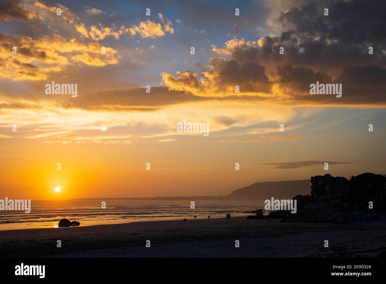 Tramonto che illumina le nuvole a Grotto Beach a Hermanus, Whale Coast, Overberg, Western Cape, Sud Africa. Foto Stock