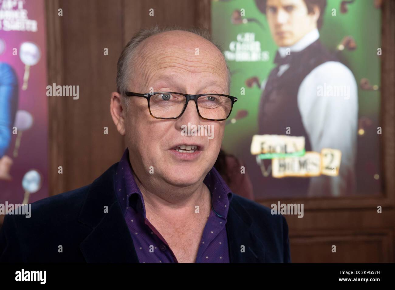 New York, Stati Uniti. 27th Ott 2022. Il regista Harry Bradbeer partecipa alla prima mondiale "Enola Holmes 2" di Netflix al Paris Theatre di New York. (Foto di Ron Adar/SOPA Images/Sipa USA) Credit: Sipa USA/Alamy Live News Foto Stock